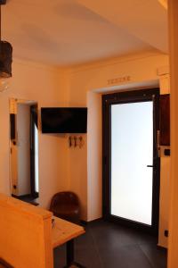 une pièce avec une porte avec un panneau sur le mur dans l'établissement L'ango-letto industriale del Quadrilatero Romano, à Turin