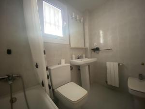 A bathroom at R121 - Apartamento Alorda park