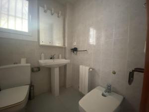 A bathroom at R121 - Apartamento Alorda park