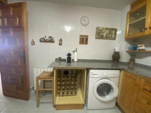 A kitchen or kitchenette at R121 - Apartamento Alorda park