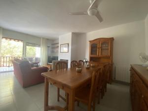 A seating area at R121 - Apartamento Alorda park