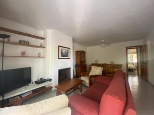 A television and/or entertainment centre at R121 - Apartamento Alorda park