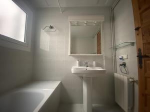 A bathroom at R121 - Apartamento Alorda park
