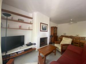 A television and/or entertainment centre at R121 - Apartamento Alorda park