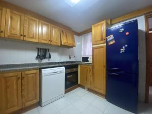 A kitchen or kitchenette at R121 - Apartamento Alorda park