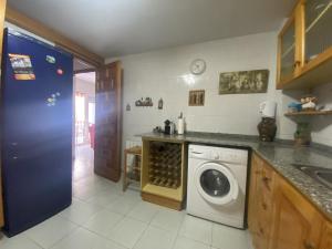 A kitchen or kitchenette at R121 - Apartamento Alorda park