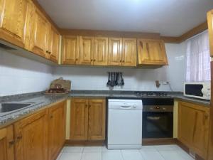 A kitchen or kitchenette at R121 - Apartamento Alorda park