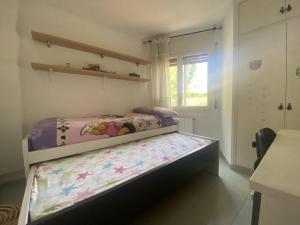A bed or beds in a room at R121 - Apartamento Alorda park Még 37 kép