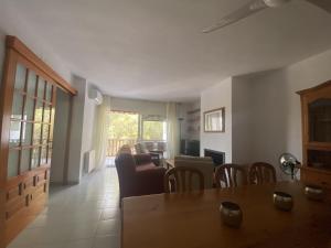 A seating area at R121 - Apartamento Alorda park