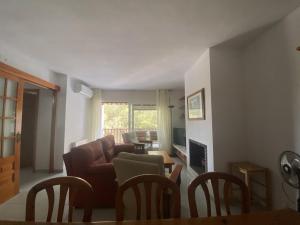 A seating area at R121 - Apartamento Alorda park