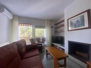 A television and/or entertainment centre at R121 - Apartamento Alorda park