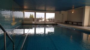 貝希特斯加登的住宿－FeWo Pausenpfiff mit Schwimmbad，大楼内的一个蓝色海水游泳池