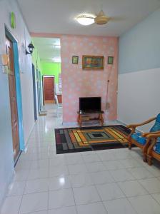 um corredor com uma sala de estar com lareira em D'Hiquapis Homestay em Seri Manjung