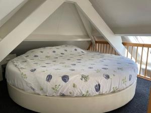 een bed op de zolder van een kamer bij Erve Feenstra in Lochem