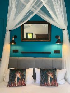 um quarto com uma cama de dossel e um espelho em Casa Previsio em Cala Pi
