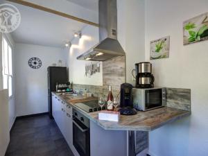 uma cozinha com uma bancada e um fogão forno superior em Gîte Arçon (Loire), 3 pièces, 4 personnes - FR-1-496-177 em Arcon