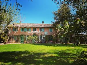 ラヴェンナにあるCasa Delle Meridianeの緑の庭のある大きなレンガ造りの家