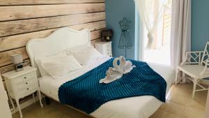 a bedroom with a bed with a blue and white blanket at Cocoon’Ain*** Maison Chaleureuse Montagne/ViaRhona in Virignin