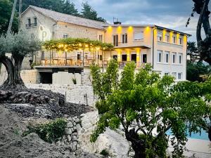 Bazén v ubytování Domaine de la Pinède nebo v jeho okolí + 37 fotografií