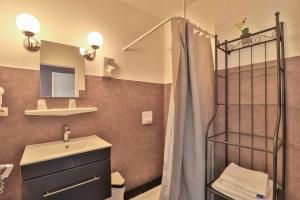 Vannituba majutusasutuses Hôtel Les Flots Bleus