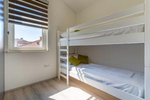 מיטה או מיטות קומותיים בחדר ב-SUNRISE ISLAND LOFT