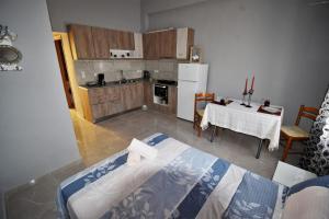 una cucina con letto e tavolo in una camera di MOSHOVIA STUDIO Κάρπαθος στο κέντρο και ήσυχα a Karpathos