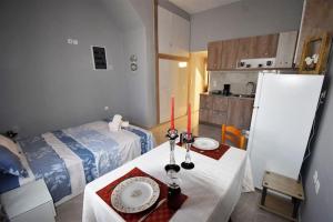 una camera con tavolo e letto e una cucina di MOSHOVIA STUDIO Κάρπαθος στο κέντρο και ήσυχα a Karpathos