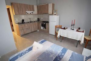 una cucina con letto e tavolo in una camera di MOSHOVIA STUDIO Κάρπαθος στο κέντρο και ήσυχα a Karpathos