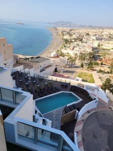 ein Luftblick auf ein Resort mit Pool und Strand in der Unterkunft Hotel Carboneras Cabo de Gata by MIJ in Carboneras