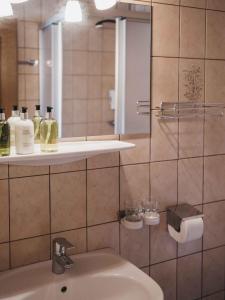 łazienka z umywalką i lustrem w obiekcie Haus Bellevue by VAYA inklusive Super Sommer Card w mieście Serfaus +21 zdjęć