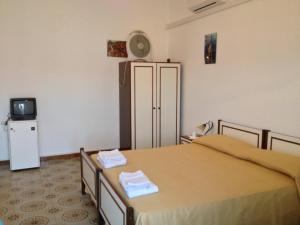 A bed or beds in a room at B&b La Scogliera