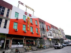 een rood gebouw met een bord erop bij CK Hotel in Lumut