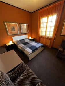 ein Schlafzimmer mit einem Bett, einem Fenster und einem Sofa in der Unterkunft Villa Relax Numana in Numana