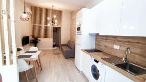 mały apartament z kuchnią i salonem w obiekcie Deluxe Palace - Alojamientos La Torre w mieście Torre del Mar