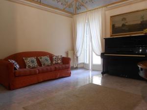 sala de estar con sofá y piano en L'Orto di Sant'Andrea, en Pisa