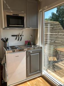 A kitchen or kitchenette at Kaggeholms strandboende