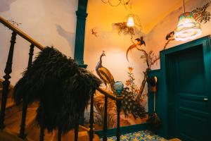 una habitación con una pintura de pavo real en la pared en Domaine Bohème I art de vivre, en Guebwiller