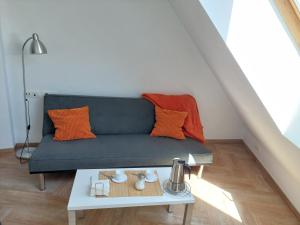 A seating area at Ático by Alhaurín Loft City Center