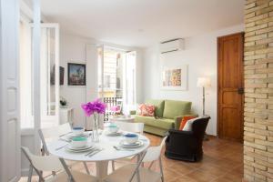 een woonkamer met een witte tafel en stoelen bij SingularStays Roteros in Valencia