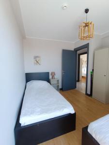 A bed or beds in a room at Luxury Fully Equipped 3BR 2BA Apartment by Siena Suites