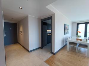 A television and/or entertainment centre at Luxury Fully Equipped 3BR 2BA Apartment by Siena Suites