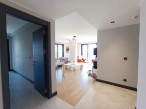 A seating area at Luxury Fully Equipped 3BR 2BA Apartment by Siena Suites