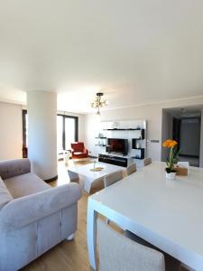 イスタンブールにあるLuxury Fully Equipped 3BR 2BA Apartment by Siena Suitesのリビングルーム(ソファ、テーブル付)