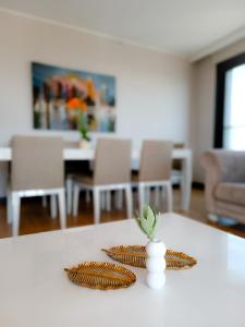A seating area at Luxury Fully Equipped 3BR 2BA Apartment by Siena Suites