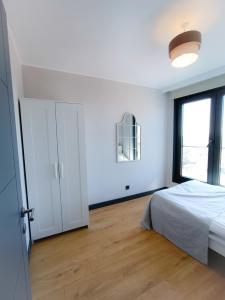 A bed or beds in a room at Luxury Fully Equipped 3BR 2BA Apartment by Siena Suites