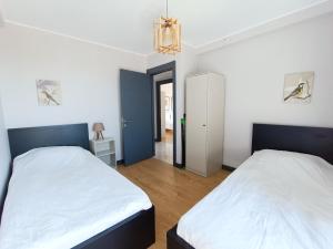 A bed or beds in a room at Luxury Fully Equipped 3BR 2BA Apartment by Siena Suites
