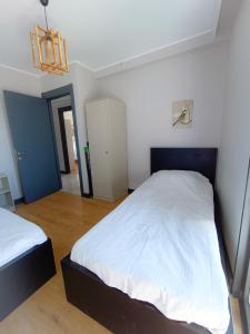 A bed or beds in a room at Luxury Fully Equipped 3BR 2BA Apartment by Siena Suites