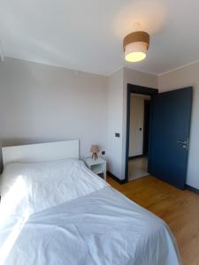 A bed or beds in a room at Luxury Fully Equipped 3BR 2BA Apartment by Siena Suites