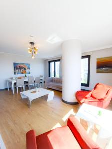 A seating area at Luxury Fully Equipped 3BR 2BA Apartment by Siena Suites