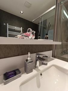 A bathroom at Luxury Fully Equipped 3BR 2BA Apartment by Siena Suites